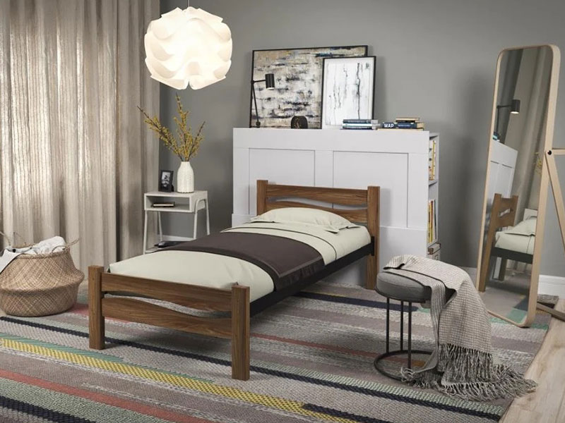 Натуральная деревянная кровать в светлом интерьере